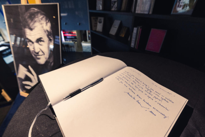 La imatge de l’escriptor txec amb un llibre de condolences davant.