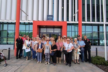 Usuaris de Creu Roja van participar dimarts en una activitat de prevenció a la comissaria dels Mossos d’Esquadra a Lleida.