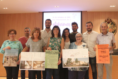 La alcaldesa de Tàrrega, Alba Pijuan, con los concejales Assumpta Pijuan y Xavier Rossell-Aparicio, y responsables de la Asociación de Familiares de Enfermos de Alzhéimer de Tàrrega y Comarca (AFATC), durante la presentación del proyecto del nuevo centro de día.