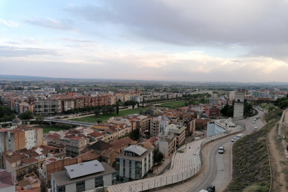 Vista panorámica de parte de la ciudad de Lleida, uno de los 10 municipios de Ponent declarados con mercado residencial tensionado.