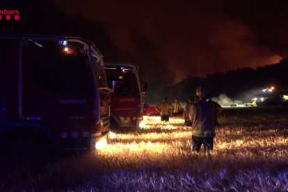 Bombers i tractors han treballat tota la nit