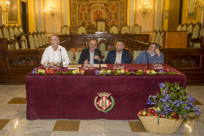 El salón de plenos de la Paeria acogió la lectura del pregón a cargo de Ignasi Iglesias