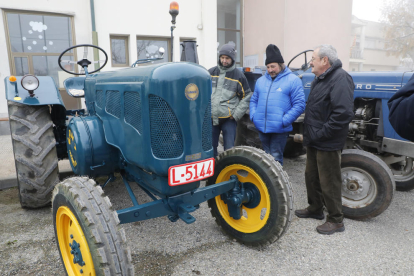Concentración de tractores antiguos ayer en la partida de Llívia.