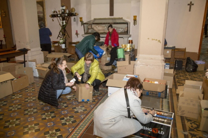 Imatge d'arxiu de la preparació d'un enviament d'ajuda a Ucraïna a l'església de la Sang de Lleida.