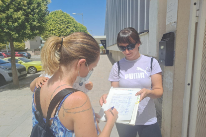 La recogida de firmas para reclamar aire acondicionado en la ‘escola bressol’ La Mitjana, en Lleida.