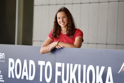 Emma Carrasco posa con un cartel del Mundial.