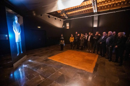 Els visitants, davant d'un dels hologrames que formen l'exposició immersiva de l'Espai Cultural dels Canals d'Urgell.