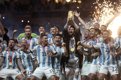 Lionel Messi i els jugadors de l'Argentina posen amb el trofeu de la Copa del Món.