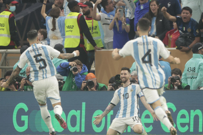 Lionel Messi de Argentina celebra un gol hoy, en la final del Mundial de Fútbol Qatar 2022 entre Argentina y Francia en el estadio de Lusail (Catar)