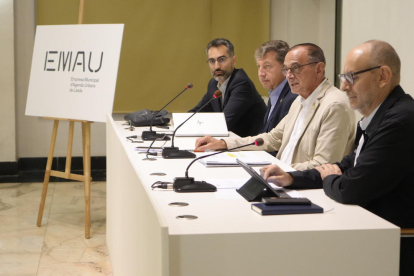 El alcalde de Lleida, Miquel Pueyo, con otros responsables municipales, durante la presentación de la nueva EMAU.