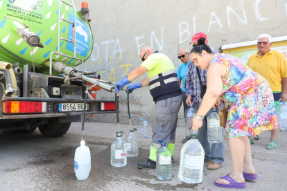 La cisterna va proveir ahir els veïns de l’Espluga Calba i l’Albi.