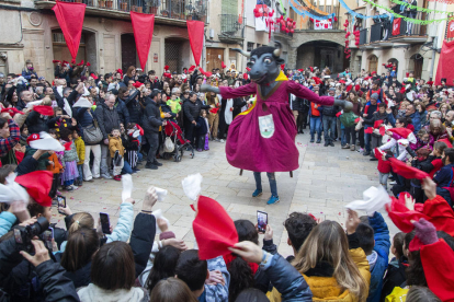 El Brau Constantí danzando con todo el público que le animaba con pañuelos rojos y blancos. 