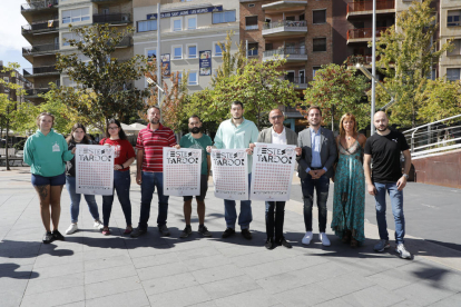 L’autor del cartell, al centre, al costat de l’alcalde, el regidor Ignasi Amor i representants d’entitats.