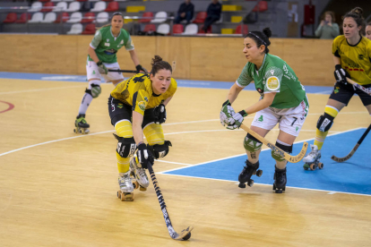 Vale Fernández marxa d’Alba Garrote en una acció del partit d’ahir.