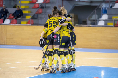 Vale Fernández marxa d’Alba Garrote en una acció del partit d’ahir.