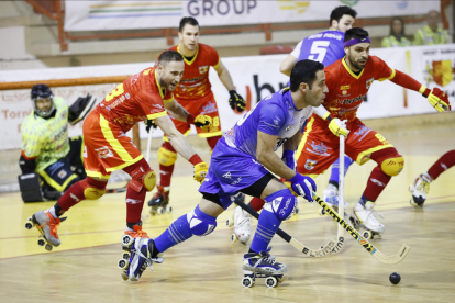 Jepi Selva intenta avançar amb la bola davant diversos jugadors del Bassano.