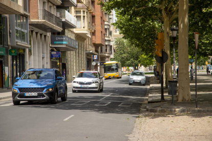 Cotxes i autobusos circulen per rambla Ferran, reoberta ahir.