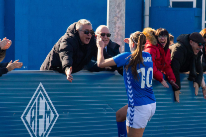 Andrea fue a abrazar a su padre en la celebración del gol.