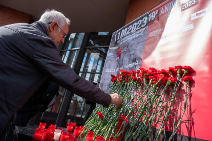 Acto de homenaje a la víctimas de los atentados de 2004 bajo el lema ‘11M Recuerdo Vivo’, en la estación de Cercanías de Santa Eugenia.