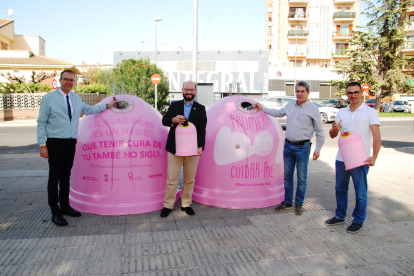 Presentación ayer de la campaña de Ecovidrio en Mollerussa por el Día contra el Cáncer de Mama. 