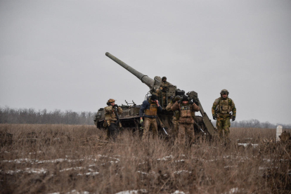 Militars ucraïnesos es preparen per disparar a prop de Bakhmut.