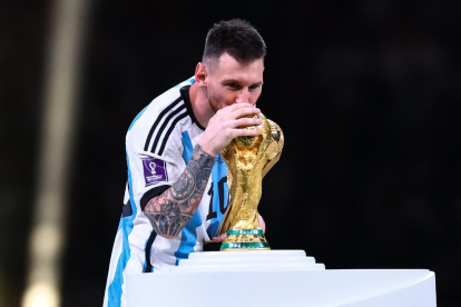 Messi besa el trofeo que se le había resistido hasta ayer, la Copa del Mundo.