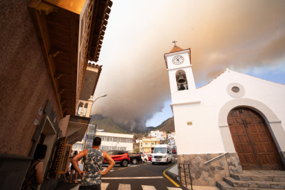 Vista de l’incendi des d’una població propera.