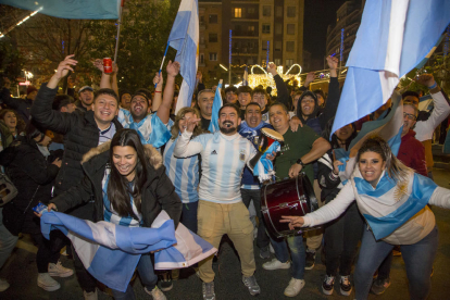 Messi besa el trofeo que se le había resistido hasta ayer, la Copa del Mundo.