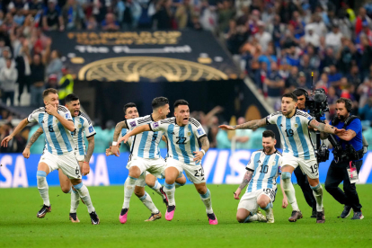 Messi besa el trofeo que se le había resistido hasta ayer, la Copa del Mundo.