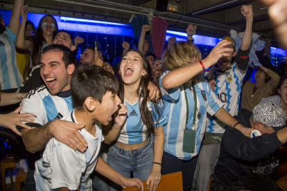 Messi besa el trofeo que se le había resistido hasta ayer, la Copa del Mundo.