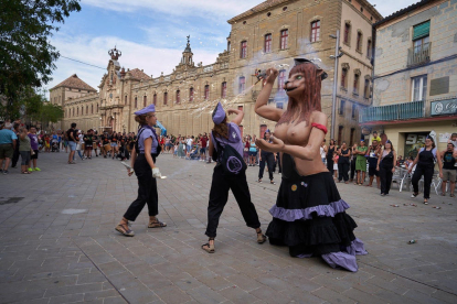 Pasacalles del miércoles en Cervera como acto previo al Aquelarre que comienza hoy. 