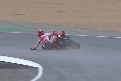 Imatge d’una de les caigudes de Marc Márquez ahir a Le Mans.