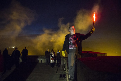 L'encesa de bengales, a càrrec dels Diables de Lleida, ahir al Castell de Gardeny.