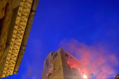 Preparatius al matí al tossal de Moradilla. A la dreta, la Col·legiata d’Àger.