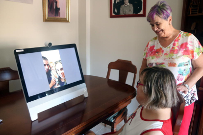 Una de las usuarias d'Acudam, Susana Ruiz, durante una videollamada con familiares