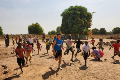 Alumnos del Episcopal haciendo un ejercicio con niños de la aldea de Kuwonku, que también es el nombre de la ONG con la que colaboran. 