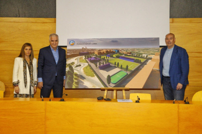 Marta y Luis Pereira, junto a Vicente Javaloyes y el plano de la Ciudad Deportiva, prevista en Gardeny.