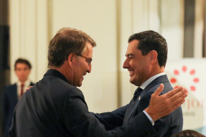 El líder del PP, Alberto Núñez Feijóo, junto al presidente de la Junta de Andalucía, Juanma Moreno.