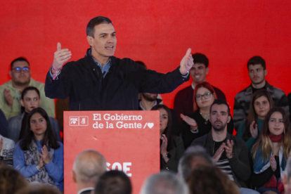 Pedro Sánchez durante un acto de precampaña en apoyo al actual alcalde de Sevilla.