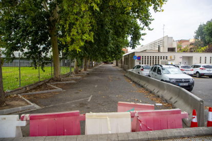 Tota la part posterior està tancada i a l'altra només es pot estacionar de 20.00 a 8.00 hores