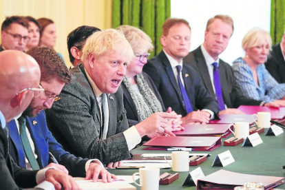 El ‘premier’ británico, Boris Johnson, preside una reunión con su gabinete en el 10 de Downing Street.