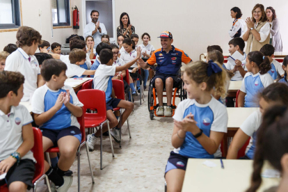 Isidre Esteve visitó ayer una escuela en Sevilla.