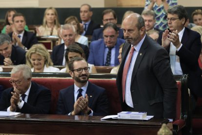 El senador del PP Pedro Rollán (d) recibe el aplauso de su bancada tras ser elegido presidente de la cámara, este jueves, en la sesión constitutiva del Senado.