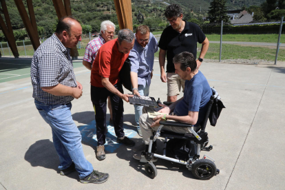 Juan Carlos Unzué, que llegó a la charla directamente desde Pamplona, con niños y técnicos del campus a su espalda.