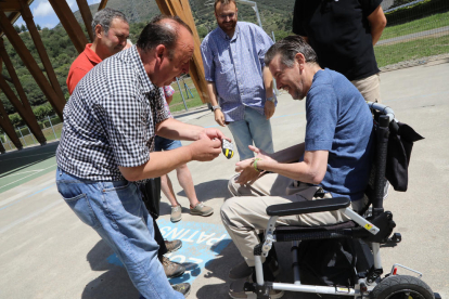 Juan Carlos Unzué, que llegó a la charla directamente desde Pamplona, con niños y técnicos del campus a su espalda.