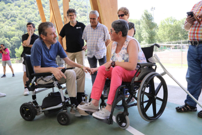 Juan Carlos Unzué, que llegó a la charla directamente desde Pamplona, con niños y técnicos del campus a su espalda.