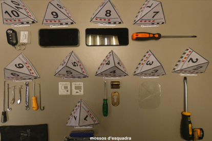 Imagen de las herramientas decomisados a los arrestados y que servían para forzar las puertas.
