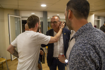 Miquel Pueyo, consolado por sus seguidores en la sede de ERC al conocerse los resultados el día de las elecciones.