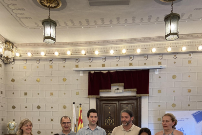 Niños saharauis jugando en el piso social gestionado por Lleida pels Refugiats. A la derecha, participando en el Campus Esportiu Xavi Estrada.