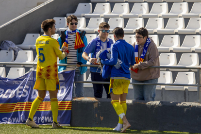 Els jugadors del Lleida es van atansar a saludar els tres aficionats blaus que es van desplaçar a Eivissa.